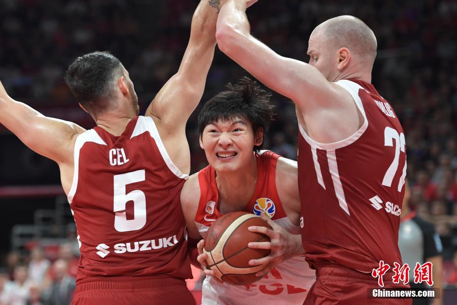 开云体育中国-波兰队鏖战瑞典队，林高远带队取胜